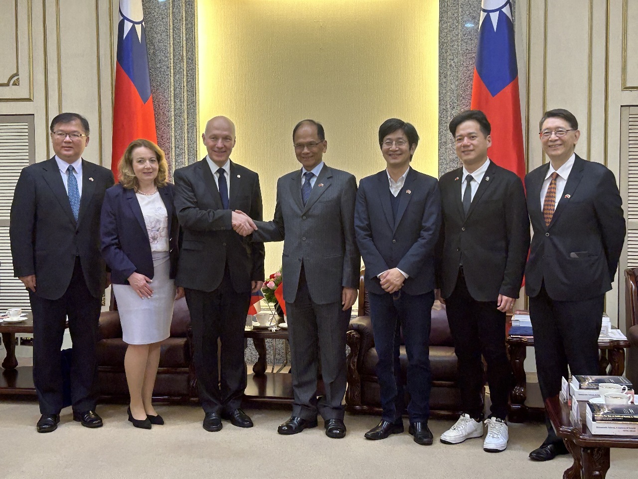 Le sénateur tchèque Pavel Fischer reçu par le président du Yuan législatif You Si-kun