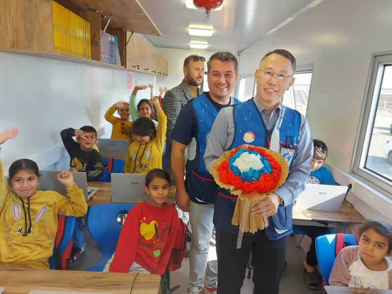 Taïwan offre des salles de classe informatique ambulantes pour les zones sinistrées de la Turquie