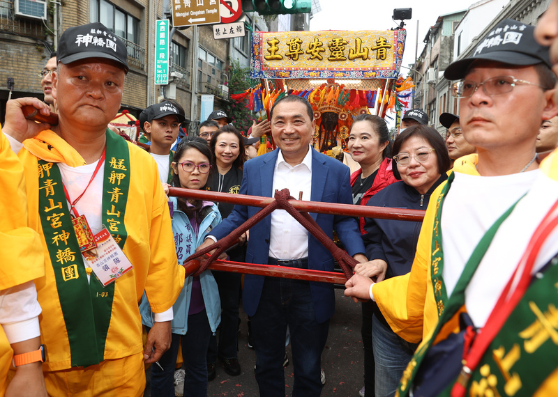 Le candidat du KMT Hou Yu-ih en visite, le dimanche 3 décembre, au temple Qingshan de Bangka (Image : CNA)