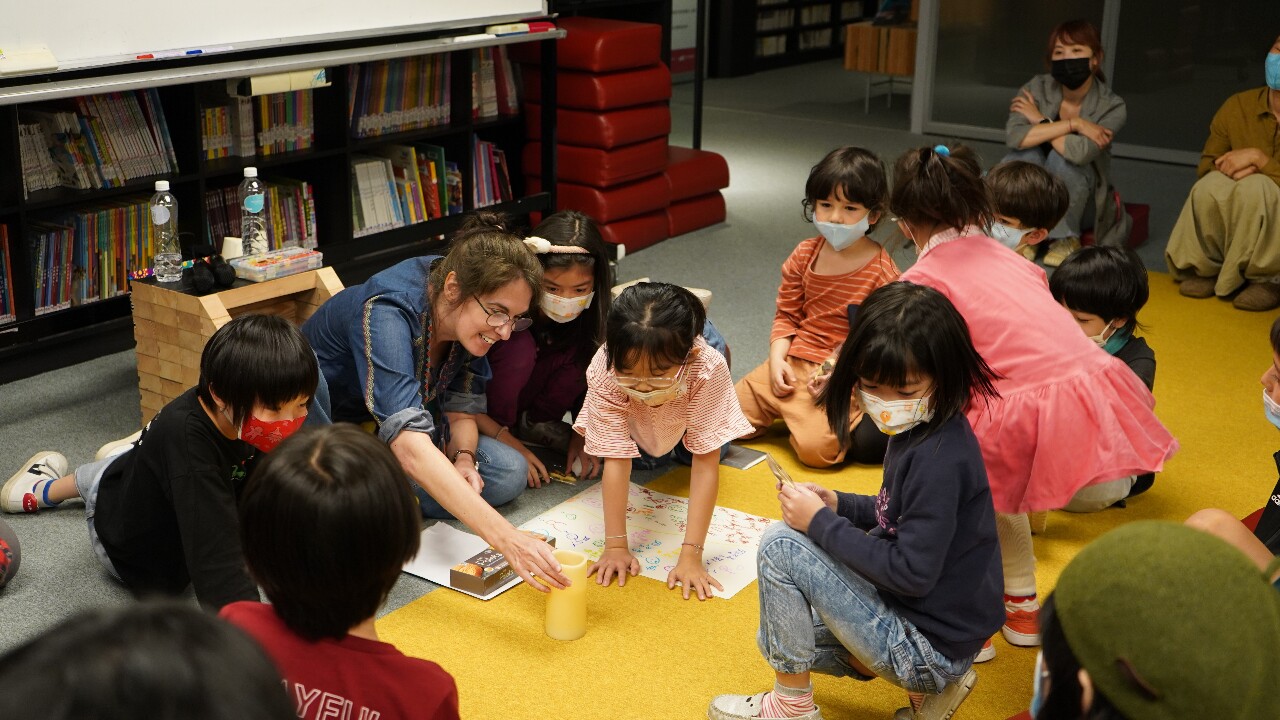 Charlotte Pollet qui anime un atelier philo pour enfants dans le cadre de PhiloZokids (photo : Charlotte Pollet)