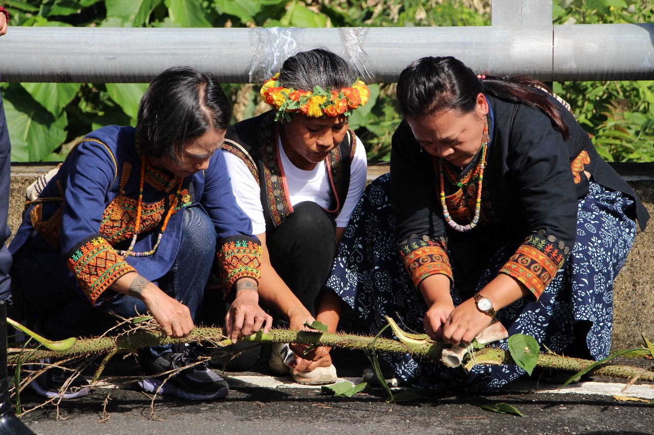Les chamanes de Tuban protègent l'entrée du village par un rituel (photo RTI)