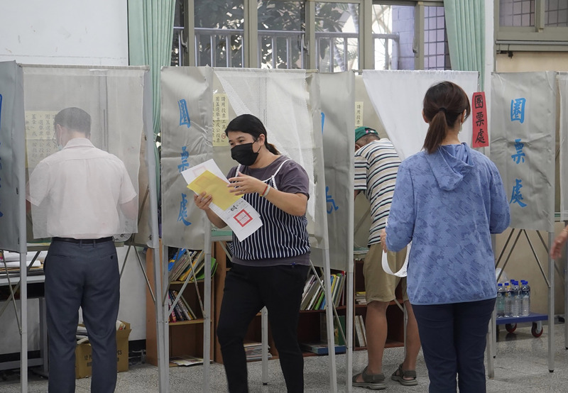 Les bureaux de vote sont ouverts
