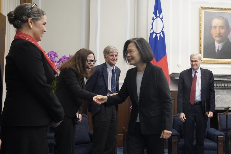 Tsai Ing-wen accueille une délégation américaine et souligne la force des relations bilatérales