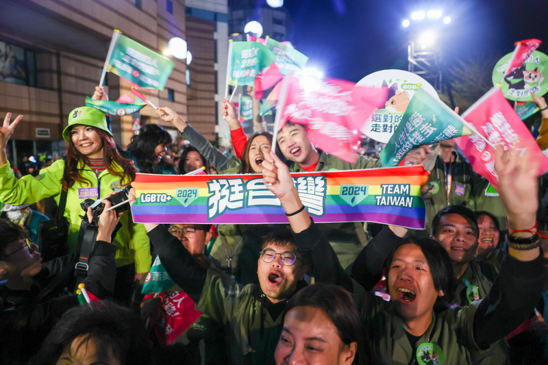 Jeunes supporters du DPP pendant la campagne présidentielle 2024 (photo : CNA)