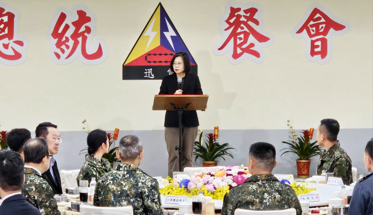 Tsai Ing-wen rend visite au premier contingent de conscrits du service militaire porté à un an