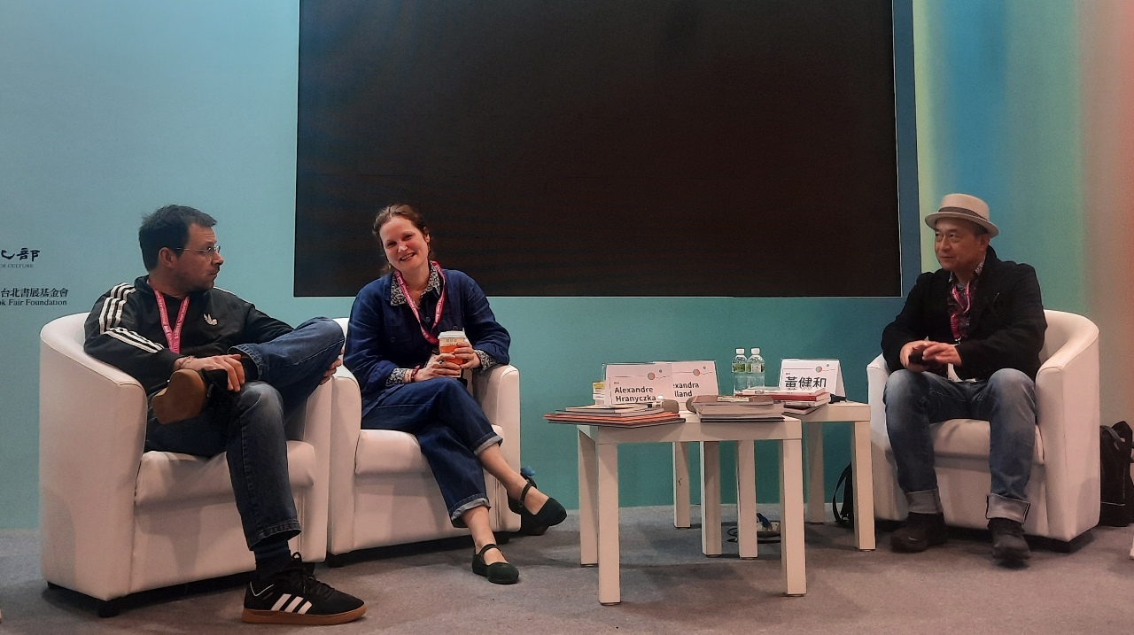 Alexandra Rolland (centre) de La Maison Autrique, Anthony Hradnycka de Du Noir Sous les Ongles (gauche) et A-ho Huang (droite) de Dala Publishing, participent à une conférence au Salon du livre de Taipei (photo RTI)
