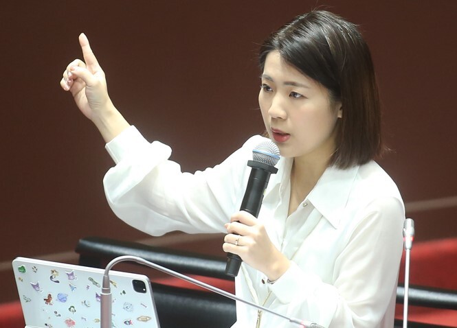 Le ministre de la Défense interrogé sur la nouvelle carte de Google Earth
