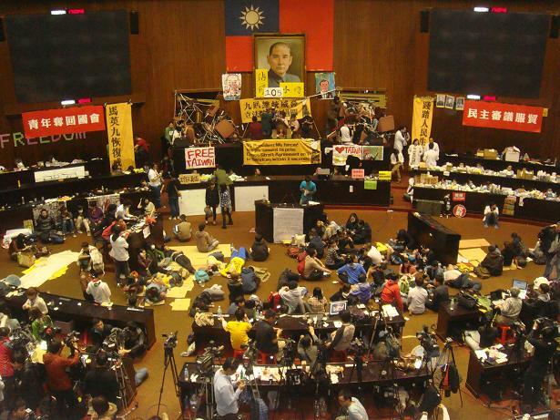 En mars 2014, des étudiants (soutenus par une grande partie de la population) ont envahi le Parlement et l'ont occupé pendant 3 semaines pour demander le retrait d'un accord commercial sur les services avec la Chine (photo : archives RTI)