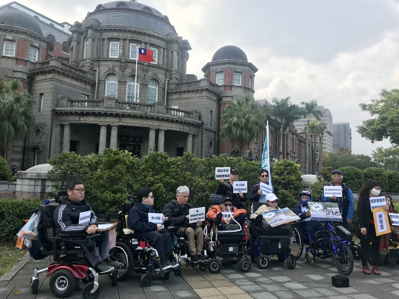 Vendredi dernier, les représentants de 7 associations en lien avec le handicap se sont réunis devant le bâtiment du Yuan de contrôle pour remettre une pétition demandant à ce dernier de contrôler la légalité du mobilier urbain installé dans les rues, que les associations accusent de limiter l'accès des personnes handicapées aux lieux publics (Image : RTI / Lisa Duffaud)