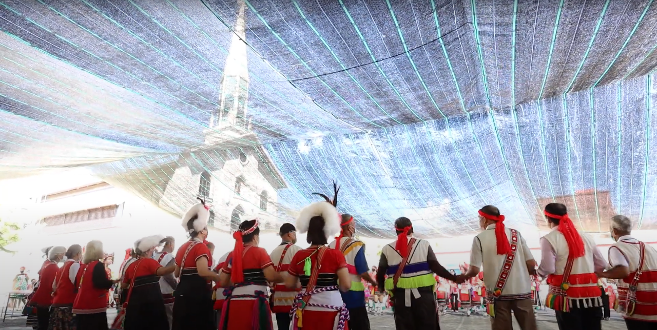 Célébration d'une messe avant la fête des récoltes dans le village Amis de Tafalong, Hualien (capture d'écran d'une vidéo de Tai Wen-hsian)