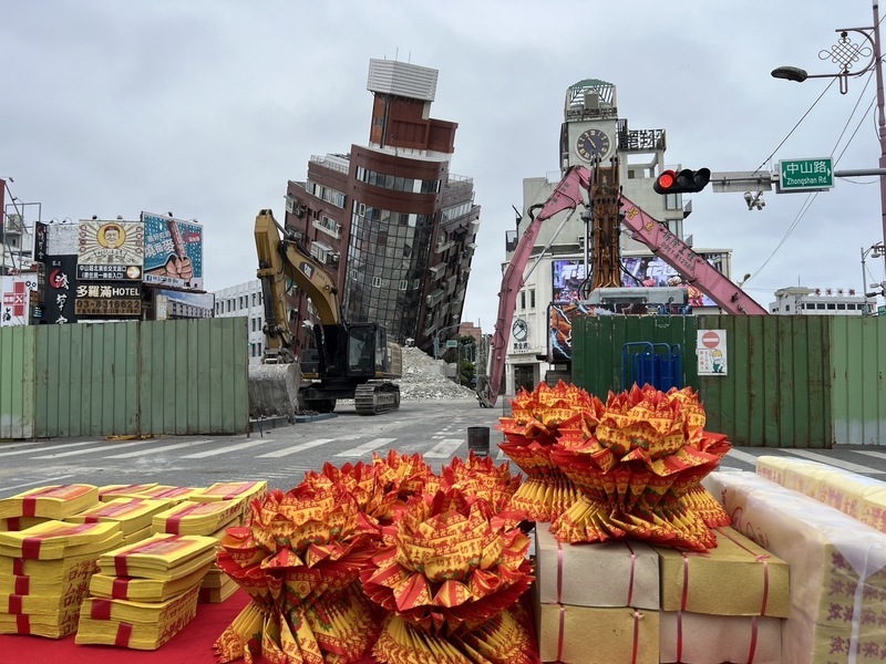 Une réplique de magnitude 5,42 fait s’incliner davantage encore l’immeuble Tienwanghsing