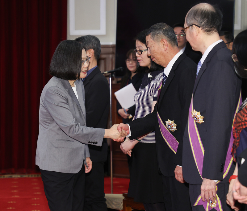 Tsai Ing-wen décore plusieurs membres de la Commission de sécurité nationale