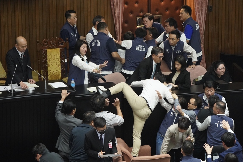 Six blessés lors de plusieurs heurts au Parlement autour de la réforme parlementaire