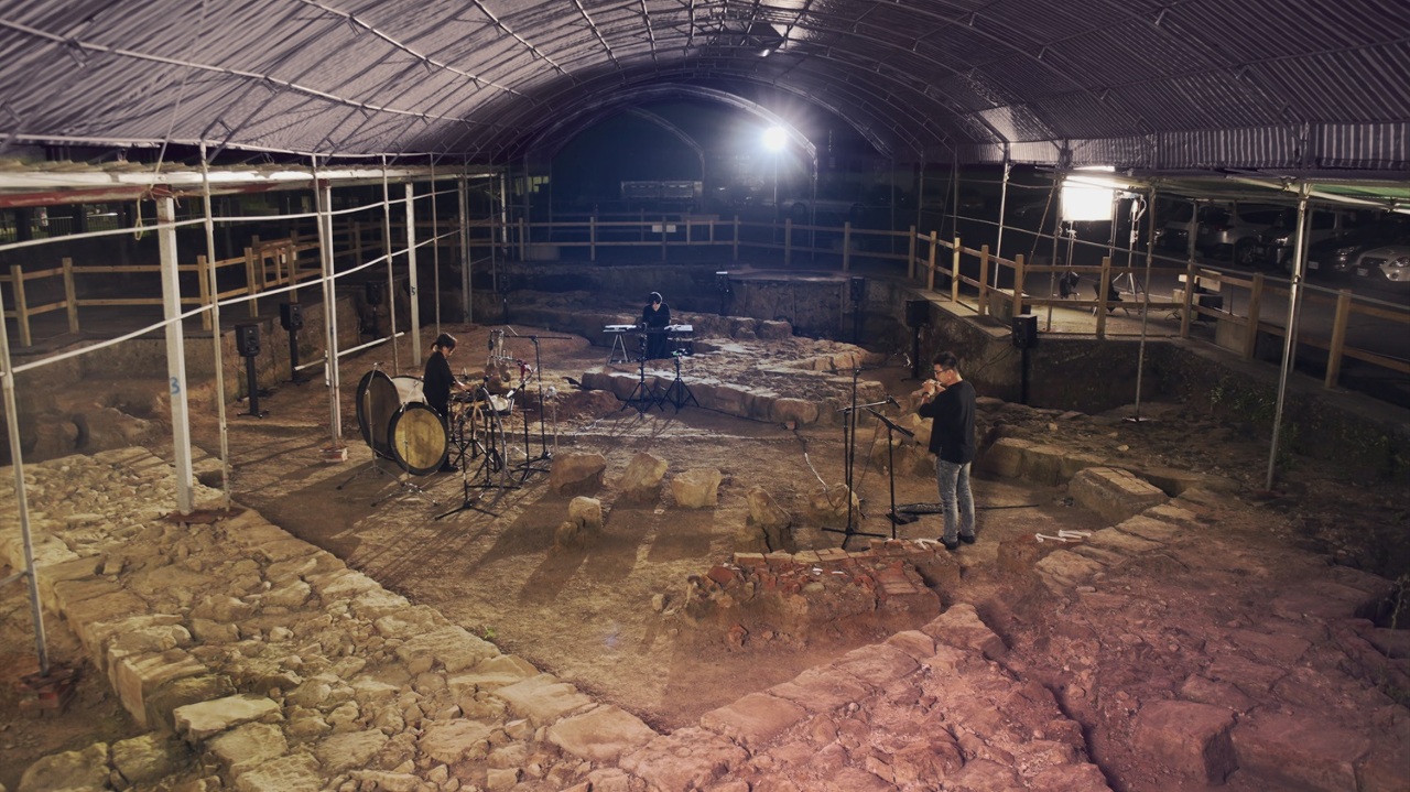 A Performance in the Church : un documentaire expérimental qui mêle archéologie et performance musicale (Image : TIDF)