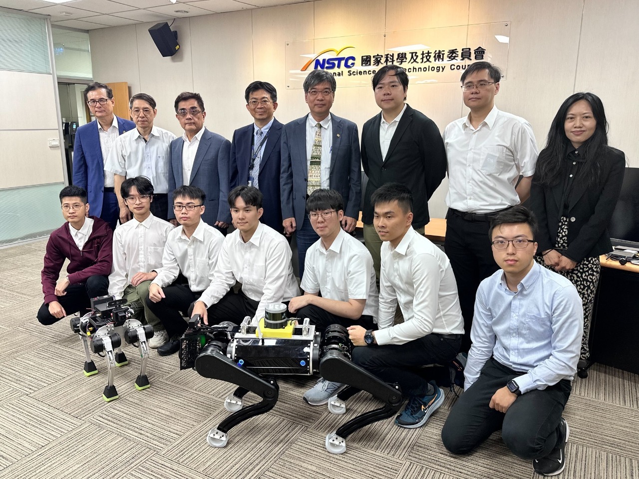 NTU présente les deux premiers robots-chiens à l'intelligence artificielle développés à Taïwan