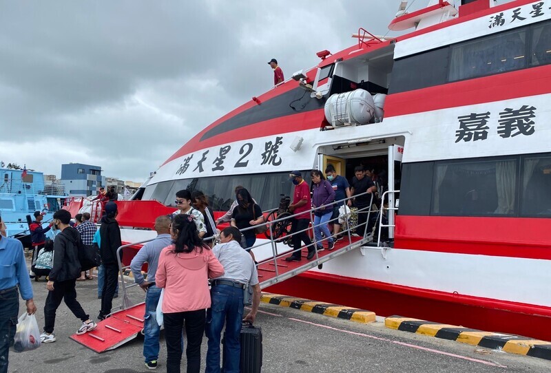 Les touristes se ruent sur les Pescadores pour le congé de la fête des bateaux-dragons