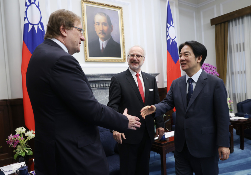Lai Ching-te promeut la diplomatie des valeurs lors d’une rencontre avec une délégation de l’Atlantic Council