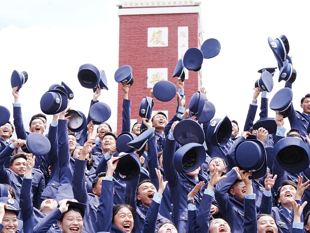 Le président Lai Ching-te s’adresse aux nouveaux diplômés des écoles militaires