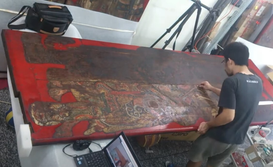 Le délicat travail de restauration des peintures des dieux des portes