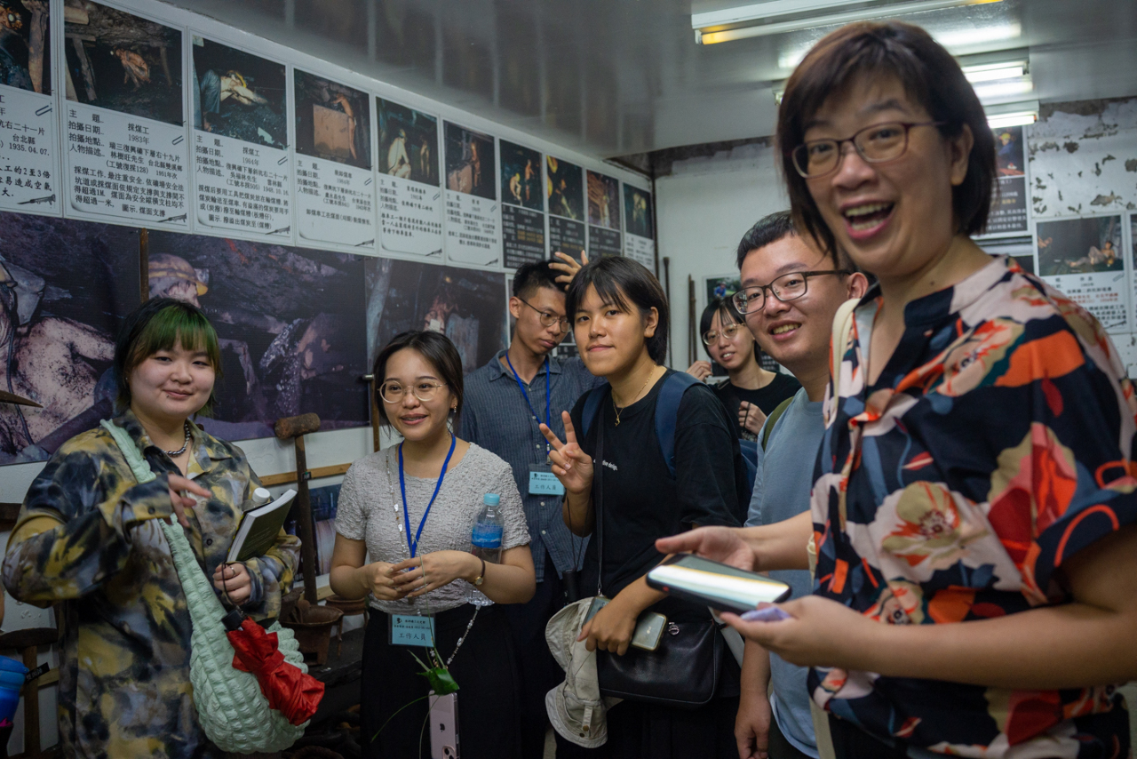 Prof. Zheng Yi-wen, de l'Université nationale des sciences et technologies de Taipei, et ses anciens étudiants qui ont travaillé sur la documentation de la mémoire des anciens mineurs de charbon à Houtong ces dernières années (photo : Sasa)