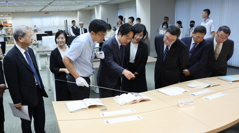 Le Président Lai Ching-te visite les archives lors du 37 e anniversaire de la levée de la loi martiale