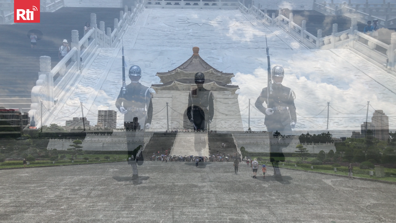 La garde d'honneur des trois armées a quitté le hall du Mémorial Tchang Kaï-chek