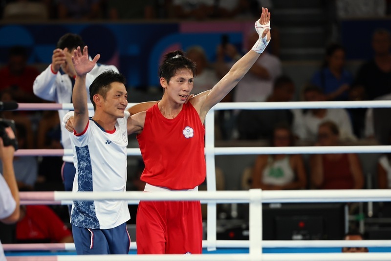 La boxeuse Lin Yu-ting (林郁婷) et son entraîneur Tseng Tzu-chiang (曾自強) après la finale des JO 2024 (Photo CNA)