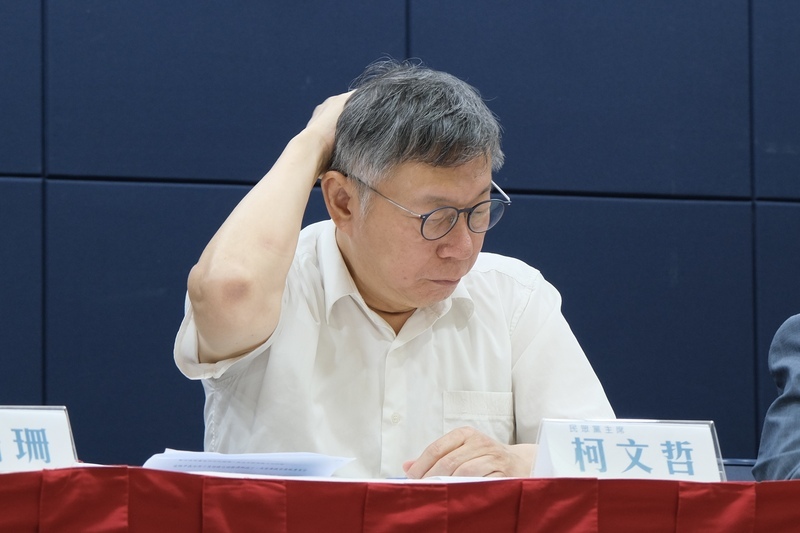 Ko Wen-je explique la non-conformité des comptes de campagne en conférence de presse, le 12 septembre (photo CNA)