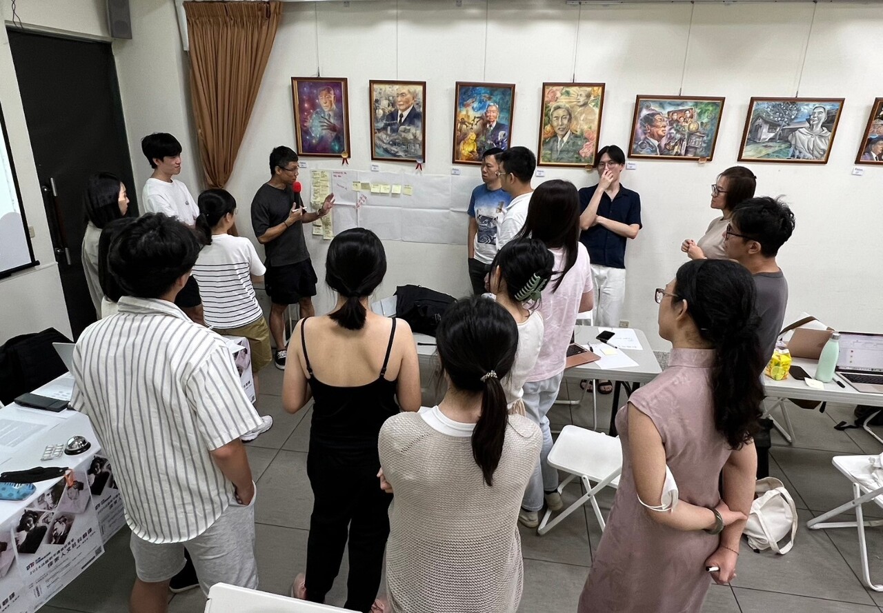 Discussion autour des réflexions écrites sur des post-its sur le processus de traduction par les participants au stage jeunes traducteurs (photo Facebook ATTF)