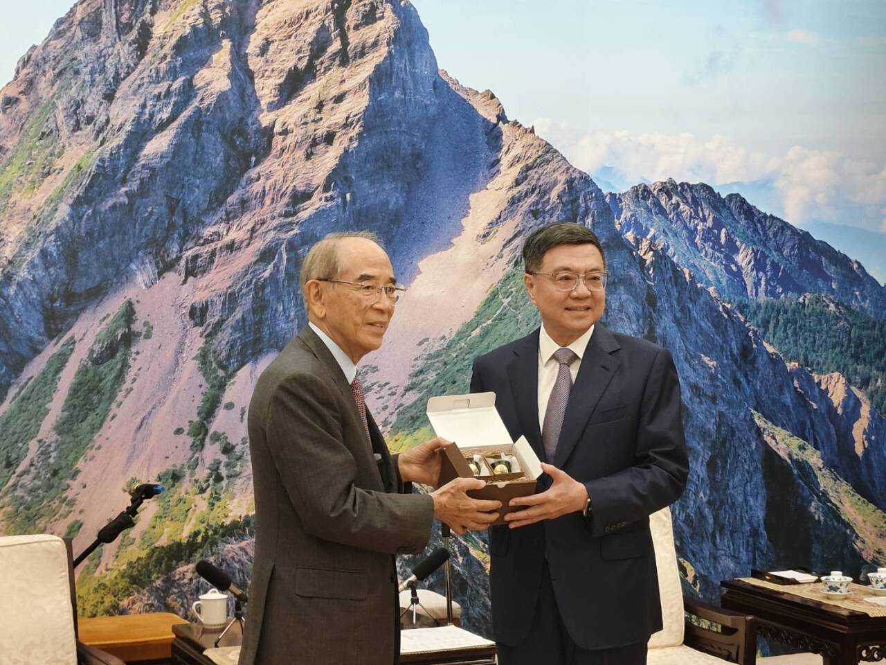 Le président de l’Association pour les Echanges Japon-Taïwan reçu par le Premier ministre