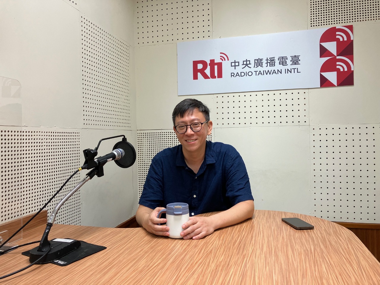 David Chang, secrétaire général de l'association Crossroads, dans les studios de RTI