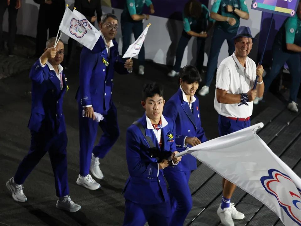 Cérémonie d'ouverture des Jeux paralympiques : Liu Ya-ting et Chen Po-yen portent le drapeau de la délégation taïwanaise