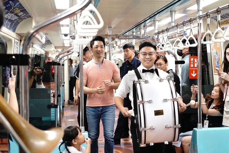 Le maire de Taipei participe à un happening de promotion du Taipei Jazz Festival dans le métro de Taipei le 25 août 2024 (Image : CNA)