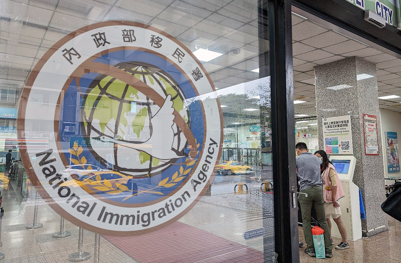 Le Bureau de l'immigration ordonne l'expulsion des deux touristes chinois après un incident avec des militants hongkongais à Taipei