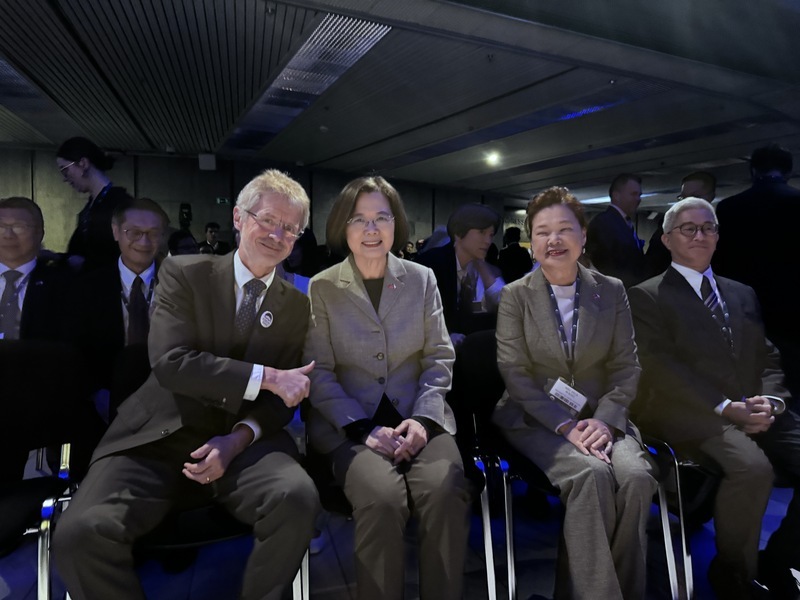 Forum 2000 à Prague : Tsai Ing-wen aux côtés de Miloš Vystrčil à l’ouverture