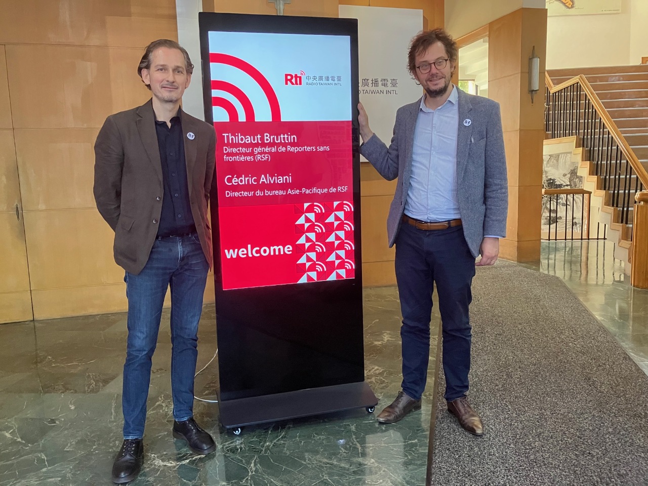 Cédric Alviani (à gauche), directeur du bureau de RSF en Asie Pacifique, et Thibaut Bruttin (à droite), directeur général de RSF qui a effectué une visite à Taïwan, reçus pour une interview au service français de RTI (photo : RTI)