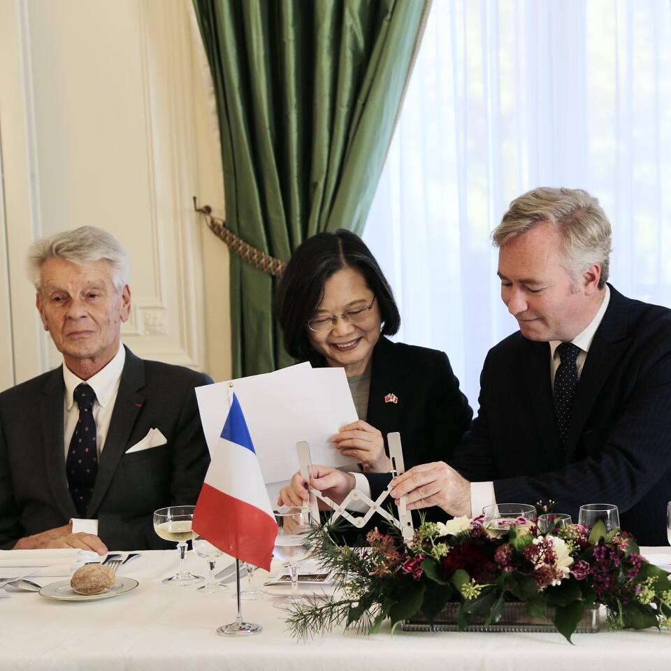 En visite en France, l'ex-présidente Tsai Ing-wen rencontre les sénateurs français