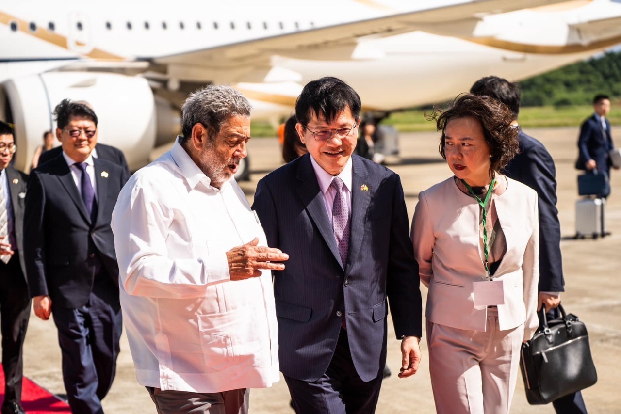 Le chef de la Diplomatie poursuit sa visite à Saint-Vincent-et-les-Grenadines