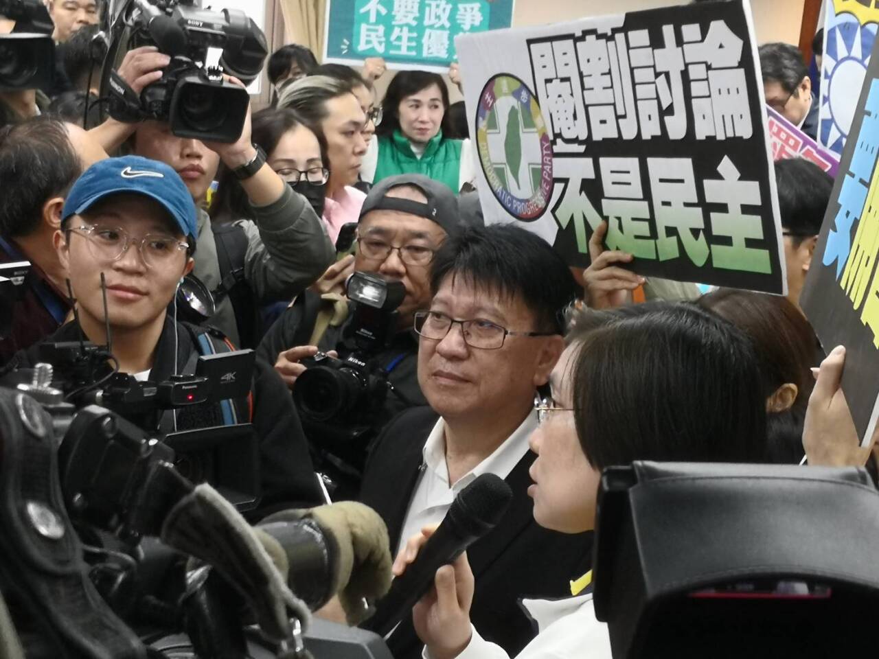 Confrontations au Parlement sur la loi sur l’élection et la révocation des élus