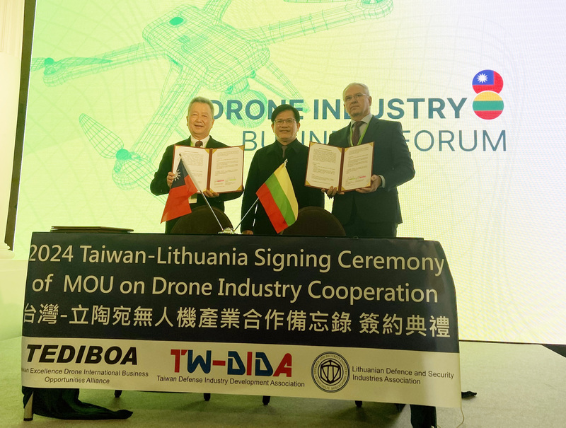 Lin Chia-lung assiste à la signature de deux protocoles d’entente avec la Lituanie sur l’industrie des drones