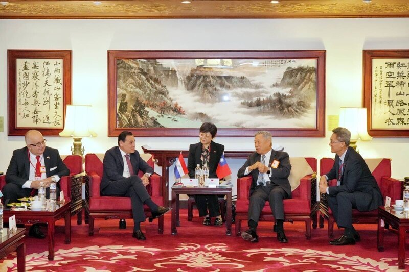 Une délégation diplomatique paraguayenne en visite à Taïwan