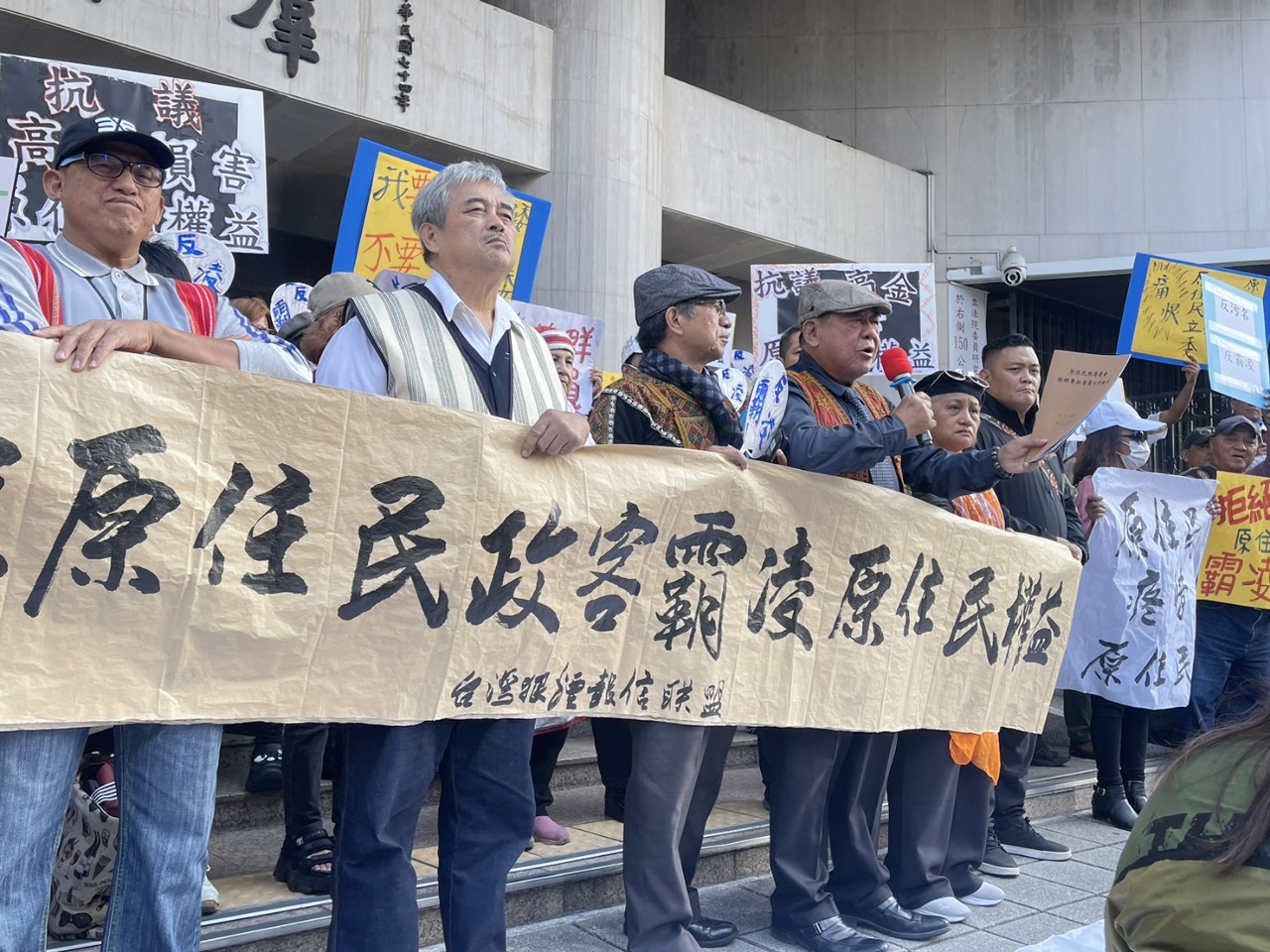 Manifestation contre le projet de retirer les indemnités des membres du comité de la commission des affaires autochtones