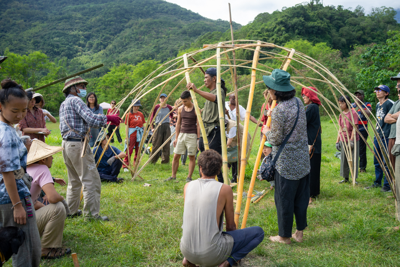 Les joies de l'éco-construction à la Convergence internationale de permaculture