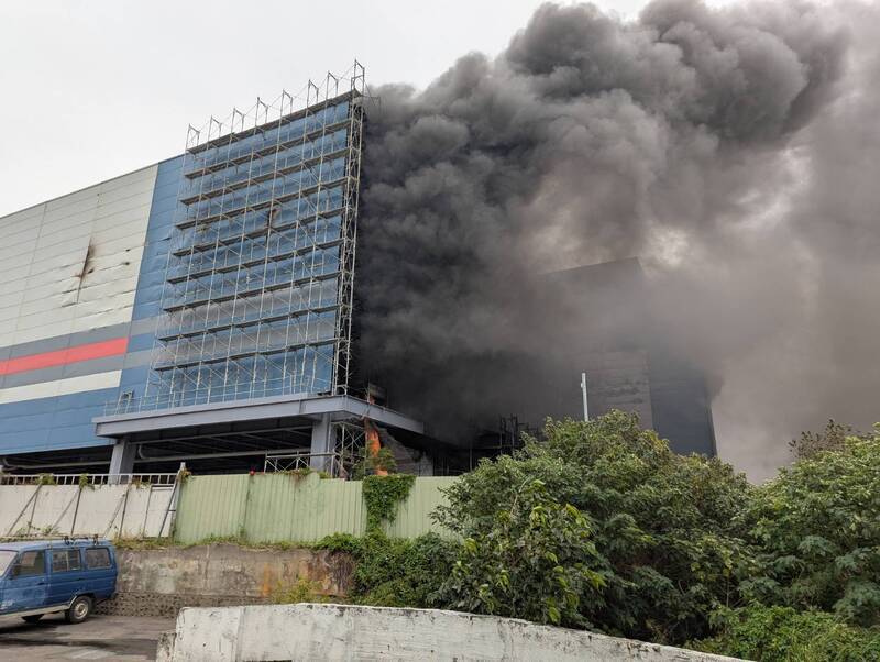 Un incendie dans un entrepôt de la plus grande chaîne de supermarchés fait neuf morts
