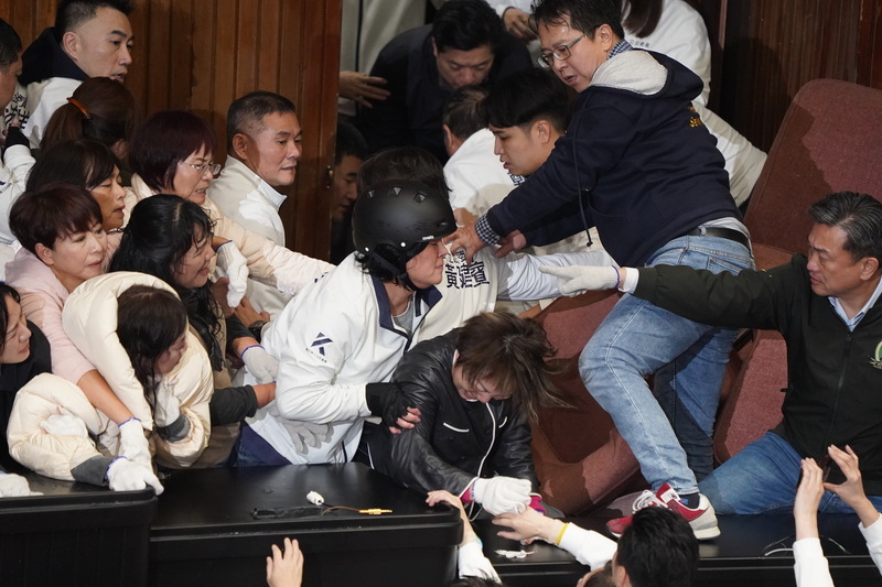 Examen des amendements controversés de trois lois au parlement (photo CNA)