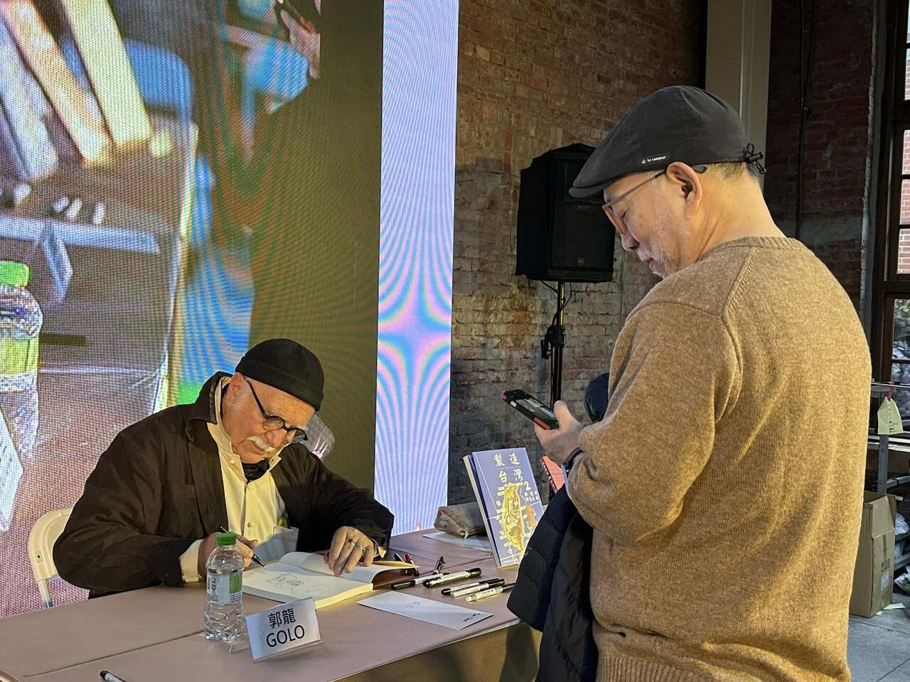 Golo dédicace ses livres au festival du roman graphique de Taipei (photo Aho Huang, Facebook)