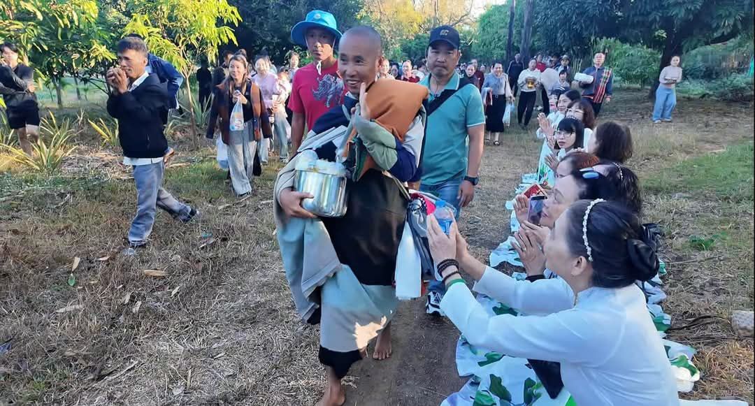 Le moine vietnamien Thich Minh Tue continue son long pèlerinage en passant par la Thaïlande (Image : Facebook /Thich Minh Tue)