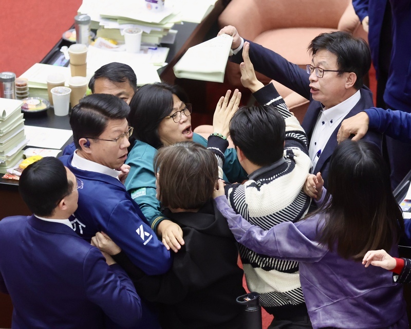 L’opposition vote la plus importante réduction budgétaire de l’histoire