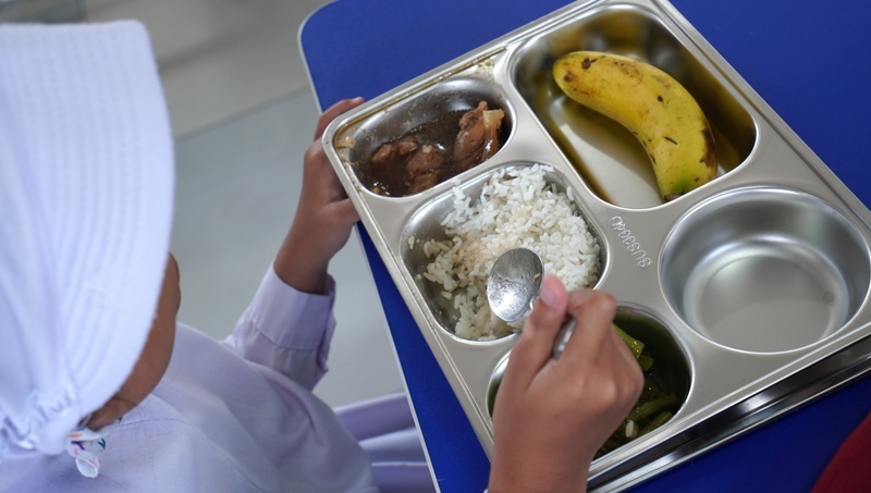En Indonésie, lancement d'un ambitieux programme de repas gratuits pour les écoliers, les femmes enceintes et les nourrissons (Image : CNA)