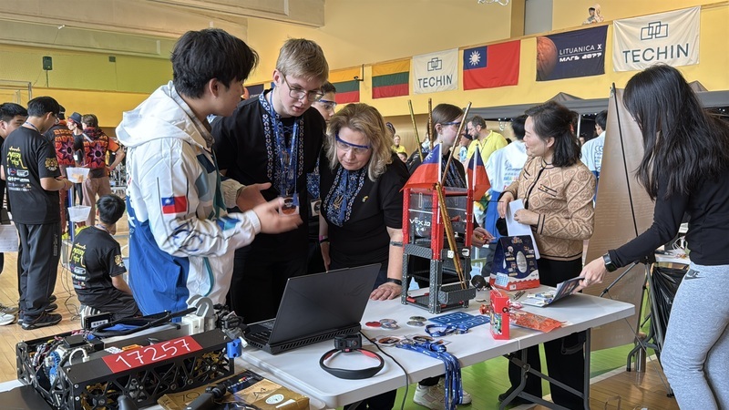 Les lycéens taïwanais remportent le Challenge Tech FIRST de robotique à Vilnius